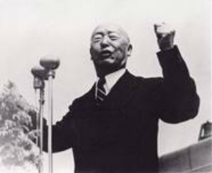 ▲ 해방후 유명한 연설 "뭉치면 살고 흩어지면 죽는다"를 부르짖는 이승만.(자료사진)