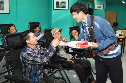 ▲ '더위보이'가 개포2 공사현장 근로자들에게 간식을 제공하고 있다. ⓒ 삼성물산