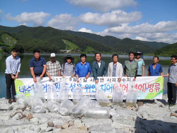 ▲ 의성군이 경상북도 토속어류산업화센터와 함께 지난 1일 의성군 사곡면 공정리 사곡저수지에서 치어방류 행사를 개최했다.ⓒ의성군