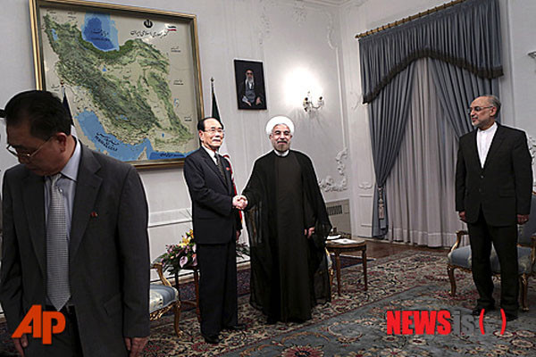 ▲ 北최고인민회의 상임의장 김영남이 이란으로 떠났다. 사진은 2013년 8월 하산 로하니 이란 대통령과 만난 김영남. ⓒ뉴시스-AP. 무단전재 및 재배포 금지.