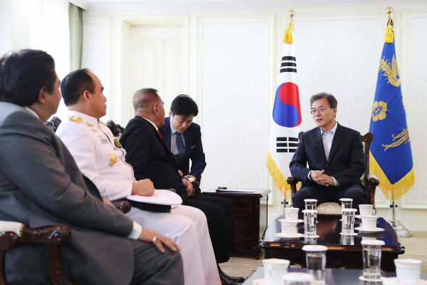 ▲ 문재인 대통령이 2일 오후 경남 진해 해군기지 내의 공관에서 리야미자드 리야추두 인도네시아 국방상을 접견하고 있다. 이 자리에는 아데 수판디 인도네시아 해군참모총장과 우마르 하디 주한인도네시아대사도 배석했다. ⓒ뉴시스 사진DB