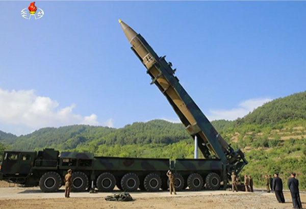 ▲ 지난 7월 4일 북한이 대륙간 탄도미사일(ICBM) '화성-14형'을 발사할 준비를 하는 모습. 사진 속 차량과 발사대 기립용 유압장치 등이 중국 정부가 제공했다는 주장이 나왔다. ⓒ뉴시스. 무단전재 및 재배포 금지.