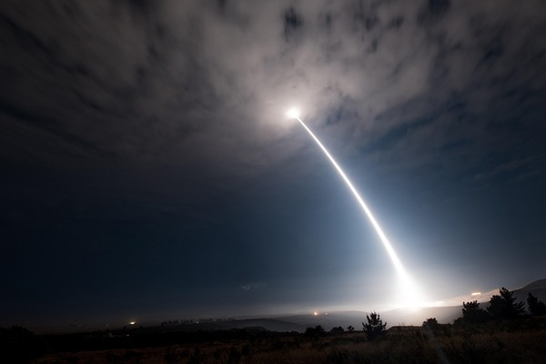 ▲ 미국 공군이 2일(현지시간) 대륙간 탄도미사일(ICBM) ‘미니트맨 Ⅲ’ 시험발사에 성공했다. 사진은 이날 오전 2시 10분 캘리포니아州 샌타바버라 북서쪽 반덴버그 공군기지에서 발사된 ‘미니트맨 Ⅲ’.ⓒ美공군