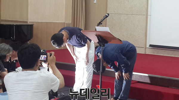 ▲ 충북도의회 김학철, 박한범 의원이 지난달 23일 충북도청에서 기자회견을 열고 고개를 숙이고 있다.ⓒ김종혁 기자