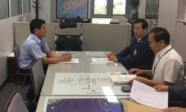 ▲ 조길형 충주시장이 3일 기재부를 방문해 김경욱 국토정책관을 만나 현안을 설명했다.ⓒ충주시