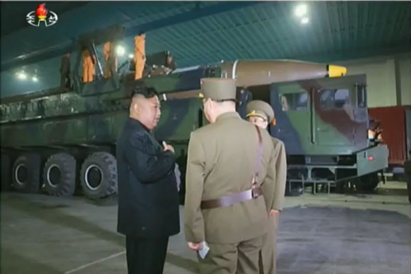 지난 7월 4일 '화성-14형' 탄도미사일 발사 당시를 찍은 영상. 김정은과 북한군, 미사일이 보인다. 미국이 김정은 정권 제거를 시작하면 이들 모두 하루 안에 사라질 가능성이 높다. ⓒ北선전매체 화면캡쳐.