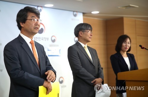 ▲ 신고리 5·6호기 공론화위원회 김지형 위원장(왼쪽)과 이윤석 대변인(가운데), 이희진 대변인(오른쪽)이 3일 오후 서울 세종로 정부서울청사에서 3차 회의 결과 브리핑을 하고 있다. ⓒ연합뉴스