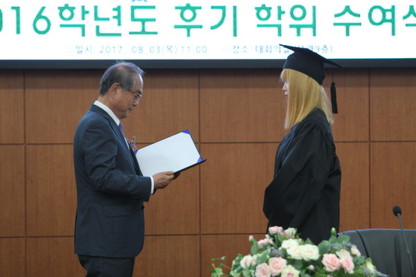 ▲ 한국영상대 유재원 총장이 졸업생에게 학위를 수여하고 있다.ⓒ한국영상대학교
