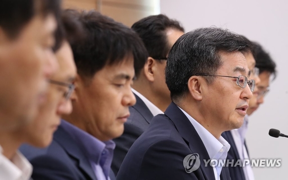 ▲ 김동연 경제부총리가 '2017년 세법개정안'을 설명하고 있다. ⓒ연합뉴스