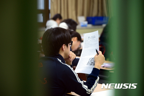 ▲ 2018학년도 대입 수시모집에서 전국 31개 대학이 논술전형을 통해 1만2961명을 선발, 전년도와 비교해 모집인원이 1900명 감소했다. ⓒ뉴시스