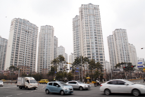 ▲ 2002년 이후 처음으로 서울 전역이 투기과열지구로 지정됐다. 사진은 서울시내 아파트단지 전경. ⓒ 뉴데일리DB