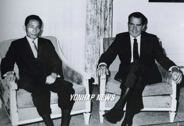 ▲ 박정희 전 대통령과 리처드 닉슨 전 미국 대통령이 1969년 8월 22일 샌프란시스코의 한 호텔에서 정상회담을 갖고 있다. 당시 캘리포니아 주 샌 클레멘테의 자신의 별장에서 휴가를 보내고 있던 닉슨 전 대통령은 정상회담을 위해 샌프란시스코까지 나왔다. ⓒ연합뉴스 사진DB