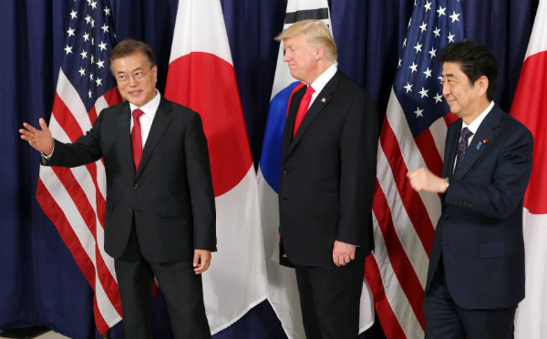 한국과 미국 대통령이 휴가를 떠난 가운데 한미일 안보 수뇌부가 3일 새벽 북핵 대응방안을 논의하기 위해 화상회의를 가졌다고 한다. 사진은 G20 정상회의 때 한미일 정상들. ⓒ뉴데일리 DB
