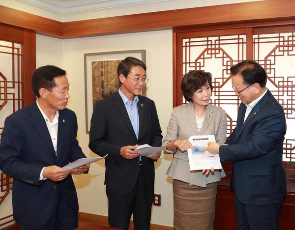 ▲ 충북도의회 의장단이 4일 오후 김부겸 행정안전부 장관을 접견하고 있다.ⓒ충북도의회