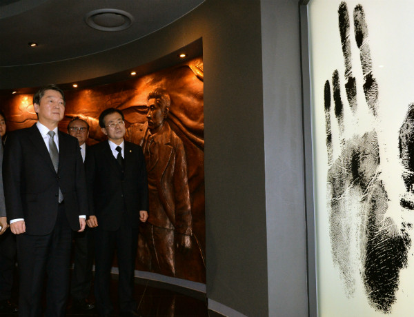 ▲ 국민의당 안철수 전 대표(사진 왼쪽)는 3일 8·27 전당대회 출마를 선언하면서 안중근 의사의 심정을 거론했다. 사진은 대선을 앞두고 있던 올해 삼일절에 자신의 순흥 안 씨 선조인 안중근 의사의 기념관을 둘러보고 있는 안철수 전 대표의 모습. ⓒ뉴시스 사진DB