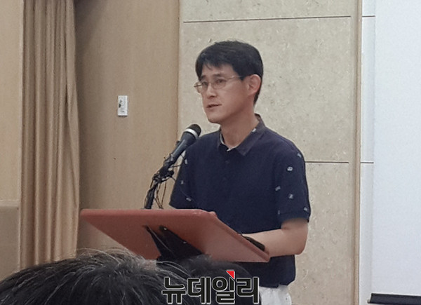 충북도의회 김학철 의원이 지난달 23일 해외출국에서 돌아와 사과문을 발표하고 있다.ⓒ김종혁 기자