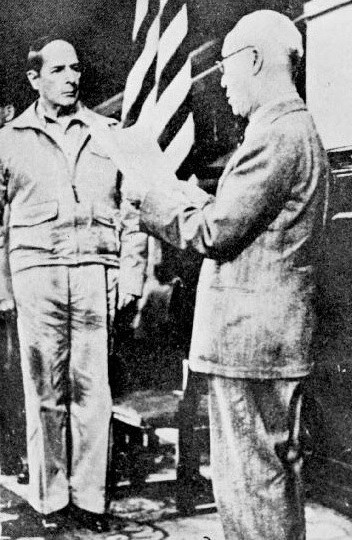 ▲ 서울 수복 환도식(1950.9.29)에서 맥아더에게 감사장을 수여하는 이승만 대통령.(자료사진)