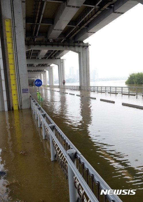 폭우로 교통이 통제된 잠수교. ⓒ 사진 뉴시스