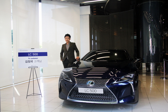 ▲ 렉서스코리아는 지난달 26일 렉서스 강남 전시장에서 플래그쉽 쿠페 'LC500'의 1호차 전달식을 진행했다고 4일 밝혔다.ⓒ렉서스코리아