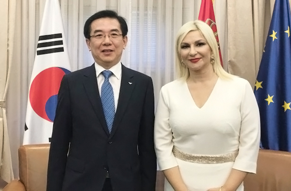 ▲ 정일영 인천공항공사 사장(왼쪽)이 조라나 미하일로비치 세르비아 부총리와 환담을 나눈 후 사진촬영을 하고 있다. ⓒ인천공항공사