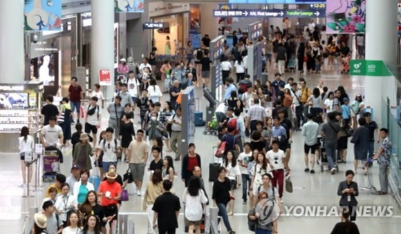 ▲ 지난달 21일 인천국제공항 출국장 면세구역 모습 ⓒ연합뉴스