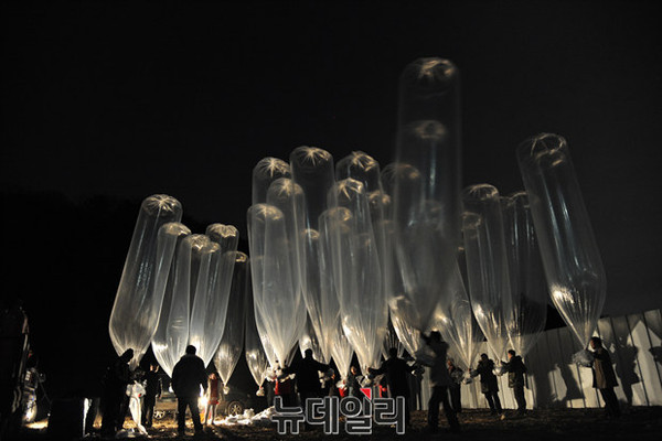 ▲ 문재인 대통령의 대북전단 살포 탄압 방침 지시가 정치권에 논란을 낳고 있다. 사진은 지난해 2월 경기도 파주 모처에서 극비리에 대북전단 살포를 감행하고 있는 모 단체의 모습. ⓒ뉴데일리 사진DB