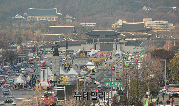 ▲ 세종대로에서 바라본 청와대와 광화문·경복궁·구 중앙청 부지. ⓒ뉴데일리 정상윤 기자