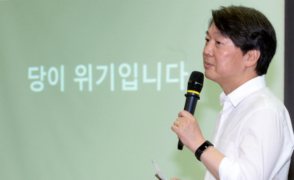 ▲ 국민의당 안철수 전 대표가 6일 오후 의원회관에서 열린 기자간담회에서 자신이 출마하니 전당대회에 관심이 쏠리는 등 당이 살아날 조짐을 보이고 있다고 주장하고 있다. ⓒ뉴시스 사진DB