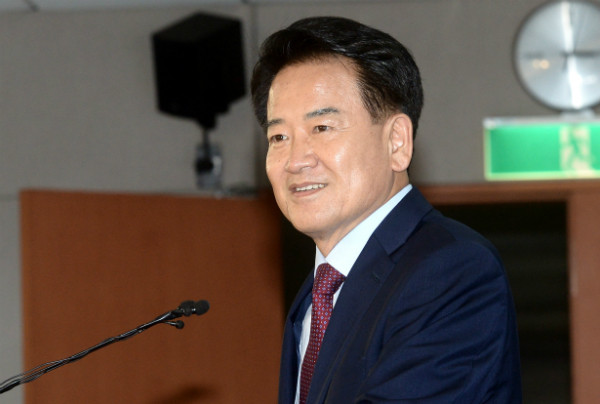 ▲ 국민의당 정동영 의원이 6일 오후 국회에서 열린 기자간담회에서 안철수 전 대표를 겨냥해 당이 사당화의 그늘에서 벗어나야 한다고 주장하고 있다. ⓒ뉴시스 사진DB