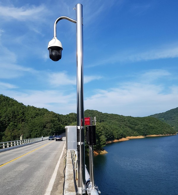▲ 충북 청주시 문의대교에 새롭게 설치된 CCTV모습.ⓒ청주시