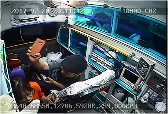 ▲ 응급환자 A씨가 지난달 20일 오후 8시 11분께 신고를 받고 출동한 119구급대원을 핸드폰으로 가격하고 있다.ⓒ천안서북소방서