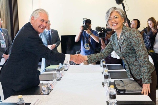 ▲ 한·미 외교장관이 유엔 안전보장이사회(이하 유엔 안보리)의 새로운 대북제재 결의 2371호 채택을 두고 한목소리로 호평했다. 사진은 아세안 지역안보포럼(ARF) 참석차 나란히 필리핀을 방문한 (왼쪽부터) 렉스 틸러슨 美국무장관과 강경화 외교부 장관이 한·미 외교장관회의 개최 전 악수를 나누고 있는 모습.ⓒ美국무부 공식 페이스북