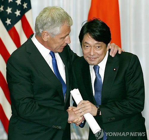 ▲ 2014년 4월 5일(현지시간) 미국을 방문해 척 헤이글 당시 美국방장관과 만난 오노데라 이쓰노리 당시 日방위성 장관. ⓒ연합뉴스. 무단전재 및 재배포 금지.