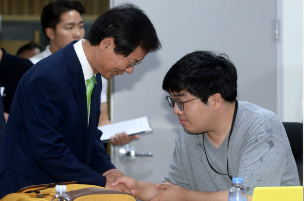 ▲ 국민의당 8·27 전당대회 당대표 경선에 출마한 천정배 전 대표가 6일 의원회관에서 기자간담회를 앞두고 취재진과 인사를 나누고 있다. ⓒ뉴시스 사진DB