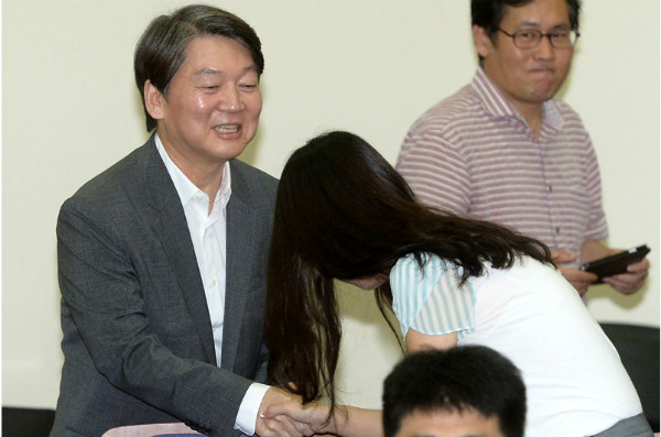 ▲ 국민의당 8·27 전당대회 당대표 경선에 출마한 안철수 전 대표가 6일 의원회관에서 기자간담회를 앞두고 취재진과 인사를 나누고 있다. ⓒ뉴시스 사진DB