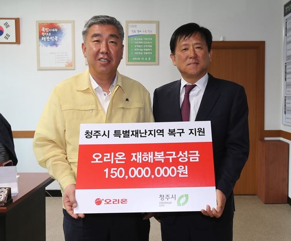 ▲ (주)오리온이 7일 청주 수재민돕기 지원금 1억5000만원과 5000만원 상당의 초코파이 등 물품을 기탁했다.ⓒ청주시