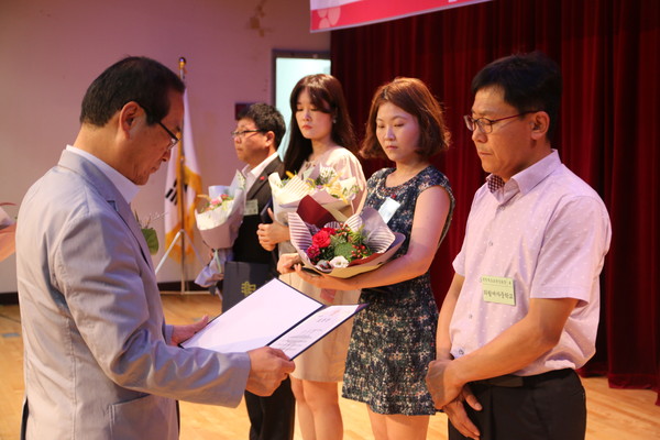 ▲ 충북공동모금회가 7일 이웃사랑을 실천한 38개 기관 ․ 개인에 대해 표창했다.ⓒ충북공동모금회