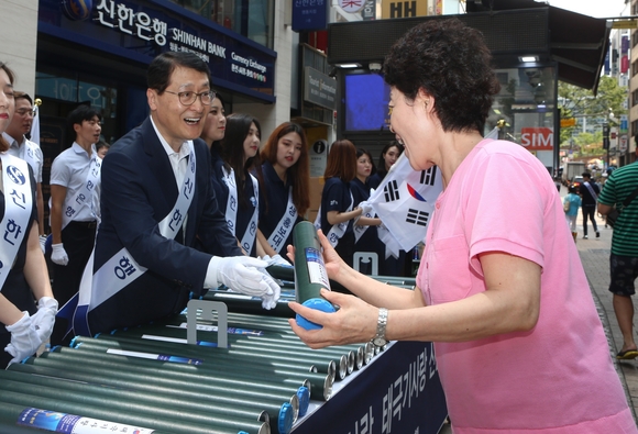 위성호 신한은행장은 7일 서울 중구 명동에서 시민들에게 태극기를 나눠주는 행사를 참여했다.ⓒ신한은행