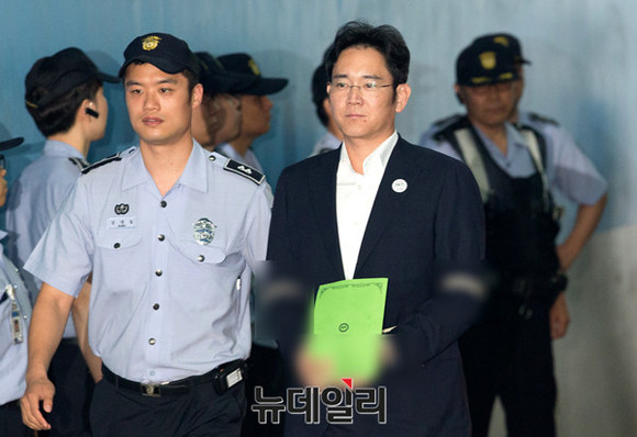 ▲ 이재용 삼성전자 부회장이 7일 오후 서울 서초구 서울중앙지방법원에서 열린 뇌물공여 혐의관련 결심공판에 출석하기 위해 법원으로 향하고 있다. ⓒ뉴데일리 이종현 기자