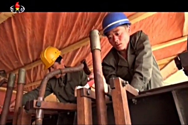 국제사회의 전방위적 대북제재 여파로 북한 해외노동자들이 일거리를 얻지 못해 귀국길에 오르고 있는 것으로 알려졌다. 사진은 북한 노동자 관련 北'조선중앙방송' 선전영상 일부.ⓒ北선전매체 보도영상 화면캡쳐