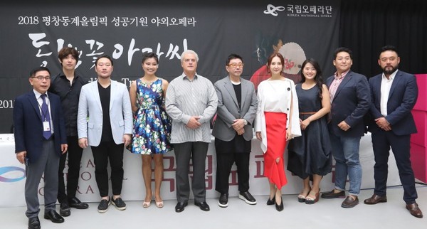 ▲ 8일 오전 서울 서초구 예술의전당에서 야외오페라 '동백꽃아가씨' 간담회에 참석한 최선식 국립오페라단 사무국장(왼쪽부터), 김재승 안무가, 테너 김우경, 소프라노 이하영, 지휘 파트릭 푸흐니에, 연출 정구호, 배우 채시라, 소프라노 손지혜, 테너 신상근, 바리톤 양준모.ⓒ연합뉴스