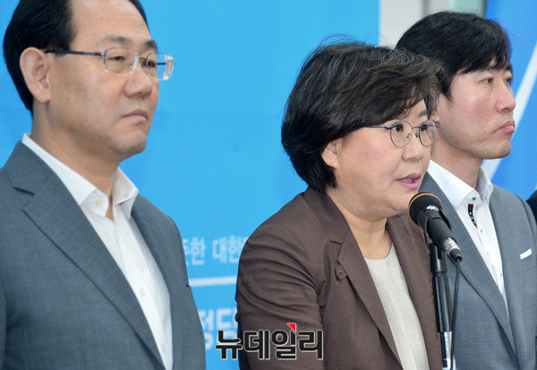 ▲ 바른정당 이혜훈 대표가 7일 최고위원회의에서 최근 일련의 당직 사퇴를 당내 갈등으로 보는 시각을 일축하며 내부 단속에 나서고 있다. 한편 하태경 최고위원은 같은날 라디오에 출연해 국민의당이 분당될 경우 바른정당 중심의 흡수통합이 가능하다며, 이 기회에 바른정당이 일취월장, 도약해야 한다는데 당내 공감대가 있다고 설명했다. ⓒ뉴데일리 공준표 기자