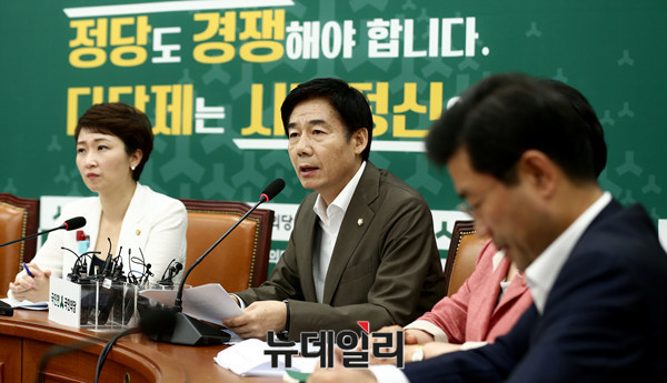 ▲ 국민의당 이용호 정책위의장이 8일 원내대책회의에서 역사적으로 볼 때 국가는 외침보다는 내부분열로 소멸한 사례가 많다며, 최근의 극심한 당내 갈등과 분열을 멈춰야 한다고 호소했다. ⓒ뉴데일리 이종현 기자