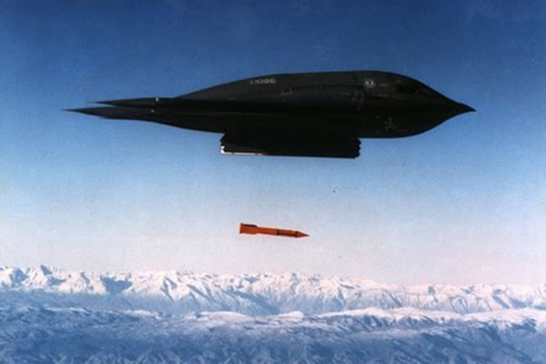 B-2 스텔스 폭격기가 B61-12 핵폭탄을 시험투하하는 모습. B61-12는 미국이 가장 최근에 개발한 핵폭탄으로 지하시설 파괴용이다. ⓒ유튜브 화면캡쳐.