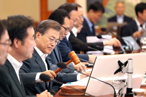 ▲ 문재인 대통령이 8일 청와대 세종실에서 국무회의를 직접 주재했다. 문 대통령은 이자리에서 몰래카메라 범죄에 대한 대책을 주문했다. ⓒ청와대 제공