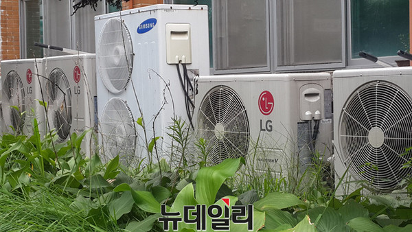 ▲ 계속되는 폭염으로 쉴새없이 돌아가는 에어컨 실외기 모습.ⓒ김종혁 기자