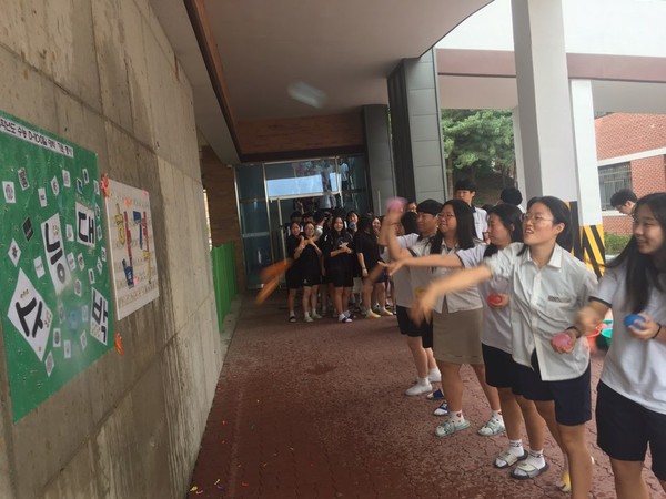 ▲ 충북 청주시 한국교원대부설고 학생들이 8일 수능D-100 행사를 가졌다.ⓒ충북교육청