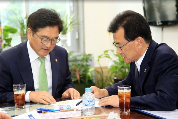 ▲ 이시종 충북도지사가 8일 우원식 민주당 원내대표를 만나 지역의 현안사업을 설명하고 있다.ⓒ충북도