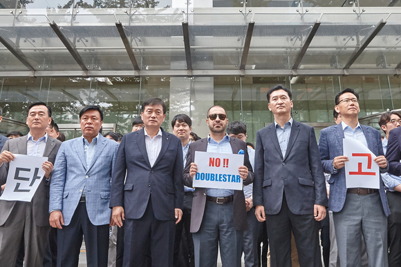 ▲ 금호타이어 영업부문 임직원들 및 해외 바이어가 8일 오전 금호아시아나본관 사옥 앞에서 금호타이어 부실매각을 반대하는 침묵 시위를 벌이고 있는 모습.ⓒ금호타이어 영업부문 임직원