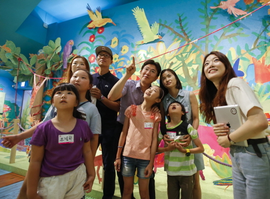 ▲ 지난 7일 대림그룹 임직원 가족들이 종로구 통의동 대림미술관에서 진행 중인 'The Selby House: #즐거운_나의_집' 전시를 도슨트 설명과 함께 감상하고 있다. ⓒ 대림산업